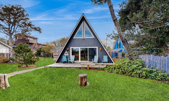 Neskowin House | Quiet Coastal Cabin Home with Private Hot Tub - Less Than a Block From Beach