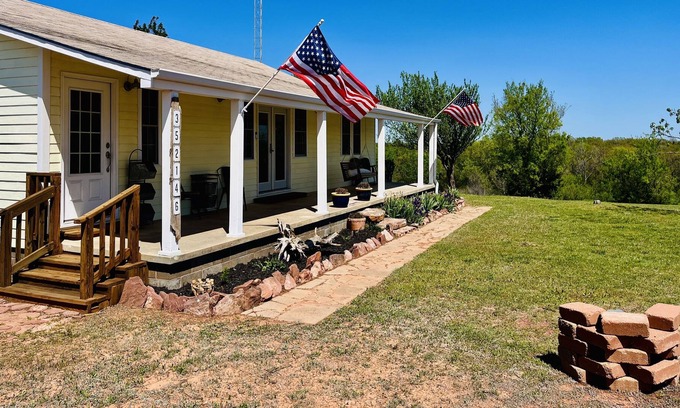 Milfay House | Quiet Country Home overlooking the beautiful Oklahoma skies