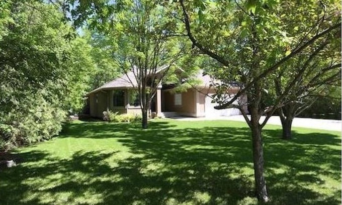 New Bothwell House | Quiet Country Living Convenient City Amenities