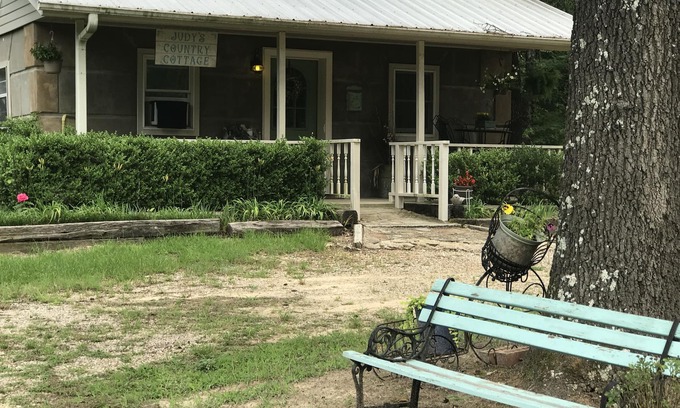 Mineola House | Quiet country road, close to Lindale, Mineola,and Van tx