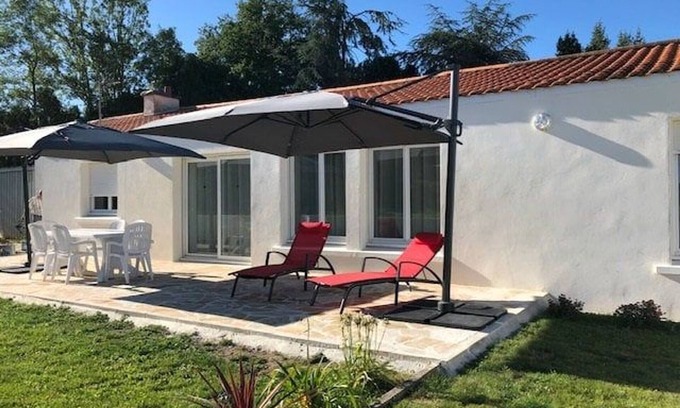Rouans Cottage | Quiet countryside cottage with pets allowed, parking and wifi