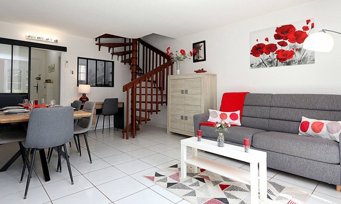 Boulouris-sur-Mer Apartment | Quiet, cozy duplex for 5 air-conditioned by the sea, Wifi, swimming pool, park