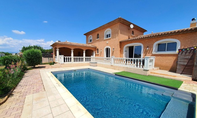 Servian Villa | Quiet family home, swimming pool, 20 min from beaches. Superb view over vineyards.