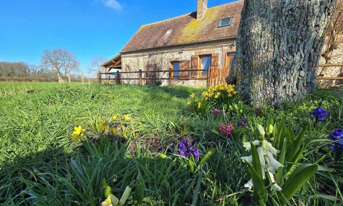 Saint-Michel-Tubœuf House | Quiet former hunting lodge