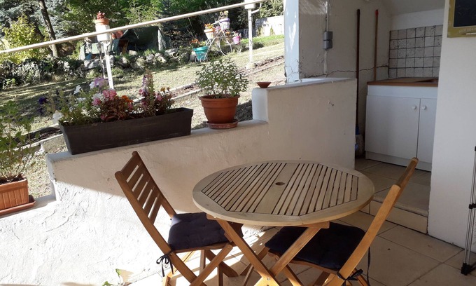 Gap Apartment | Quiet furnished studio, ideal with parking and shops nearby!