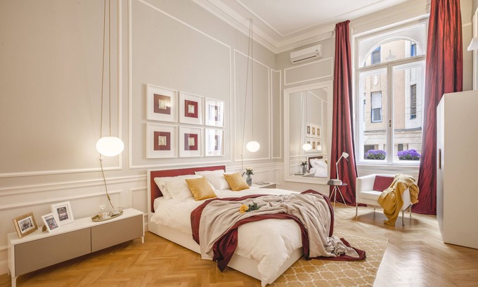 Inner City Budapest Apartment | QUIET HISTORICAL BUILDING , DOWN TOWN, PEDESTRIAN AREA , WI-FI, A/C , Smart TV