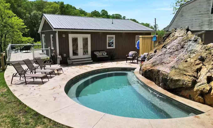 Cardiff House | Quiet house heated pool & waterfall open all yearnn