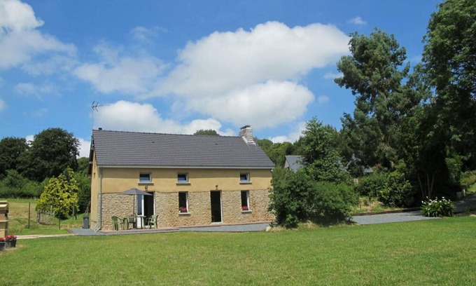 Laulne Cottage | Quiet house with garden and parking near Lessay