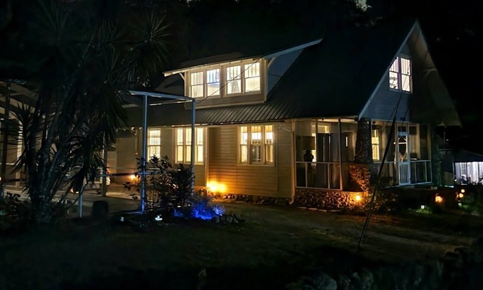 Eastlake Weir House | Quiet Lake house w pool and private beach 15 mins from The Villages.