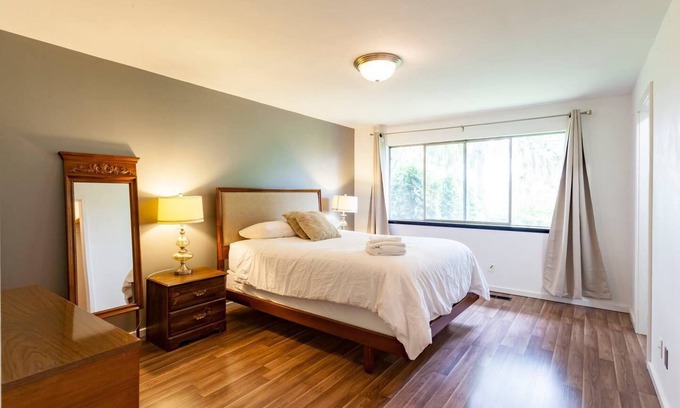 Bryn Mawr-Skyway House | Quiet Midcentury Modern Home-Lake Views, WIFI, & Parking. 3 Bdms, 1.5 Baths.