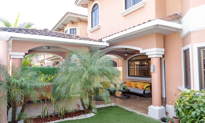Juan Diaz House | Quiet Neighborhood - 5 Minutes from Airport/Shopping/Dining
