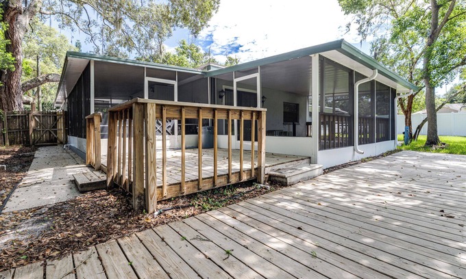 Lake Magdalene House | Quiet Oak Retreat – Serene 3 BDR for 6 w/Waterfront Views