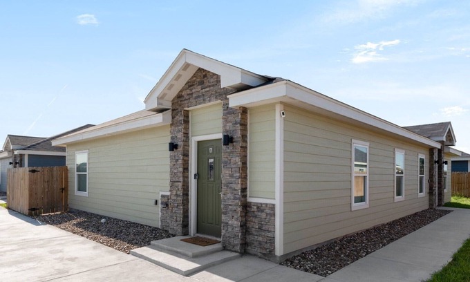 Sebastian House | Quiet - Outlet Mall 6mins W/D Fenced Backyard Discounts 30+