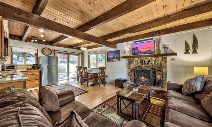 Pioneer Trail Ski Chalet | Quiet Pines Chalet - Remodel 3BR + Loft BBQ Games