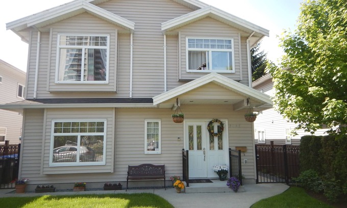Coquitlam House | Quiet & private 2 bdr 2 bhr guest suite near Coquitlam mall and skytrain station