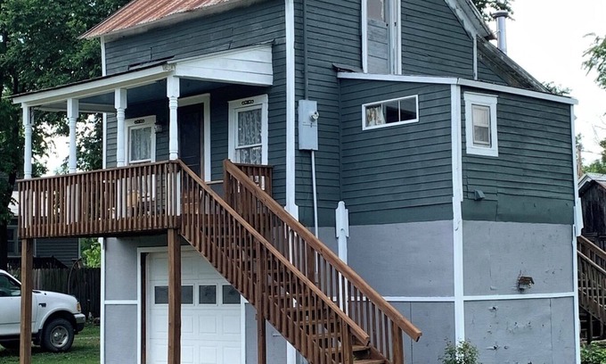 Lupus Cottage | Quiet Riverfront Cottage on Missouri River