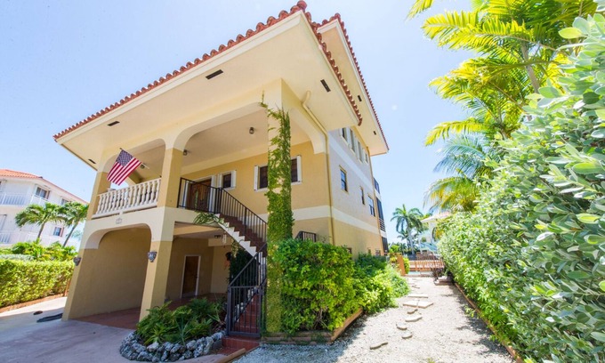 Key Largo House | Quiet, Secure, 7 Br Home, Boater's Dream, 100 Ft Dock, accomm multiple families