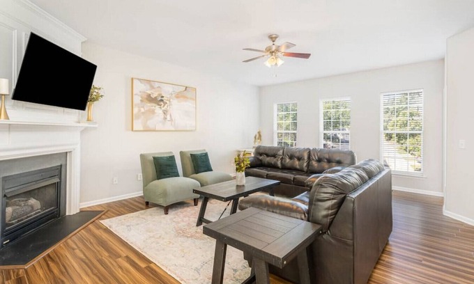 Long Lake House | Quiet Spacious Home- central to Airport, Crabtree & food