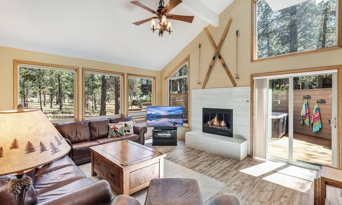 Overlook Park House | Quiet street & setting close to SHARC with Master on Main - A/C & Sharc Passes