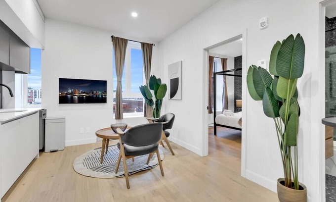 Southwest Condo | Quiet & sunny 1 bedroom, AAA location, sleep 2