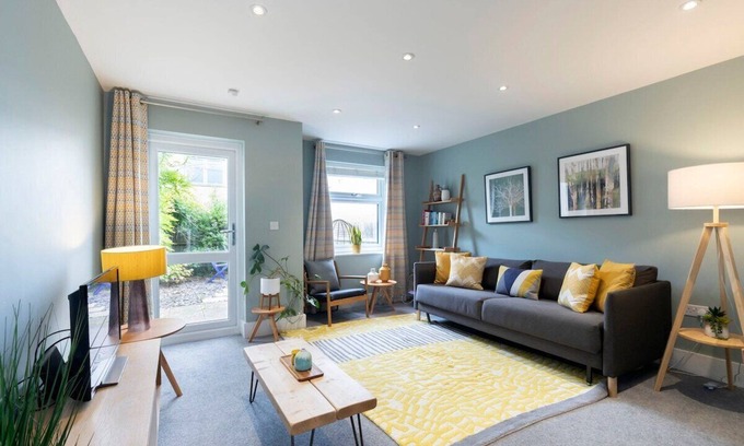 Cheltenham House | Quiet Twin Homes: 5 Beds, 3 Baths & Parking For 3