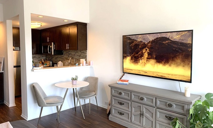 West Hollywood Apartment | Quiet West Hollywood Oasis: Location, Location, Location