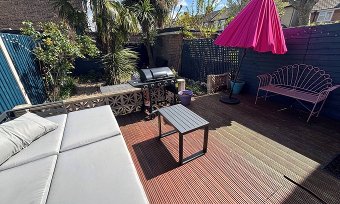 East Ham South House | Quirky 3 bed house in East London-garden with palm trees,1.5 bathrooms