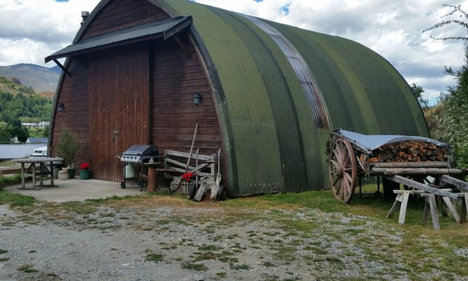 Arthur's Point House | Quirky Barn Stay Experience, fully insulated, warm, beautiful mountain views,