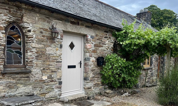 Fivelanes Cottage | Quirky Cornish cottage next to the Moor - Yellow on the Broom