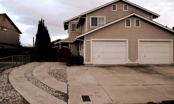 Brentwood House | Quite 3 bedroom 1.5 bathroom 2 story house