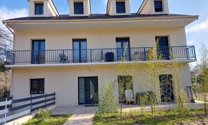 Longjumeau Apartment | Résidence de la gare, grand studio meublé