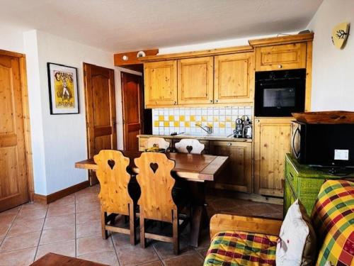 Arc-1800 Apartment | Résidence Saint Bernard - Appartement de charme pour 6 personnes, dans une résidence skis aux pieds avec accès piscine et parking privé dans le village du MAE-8971