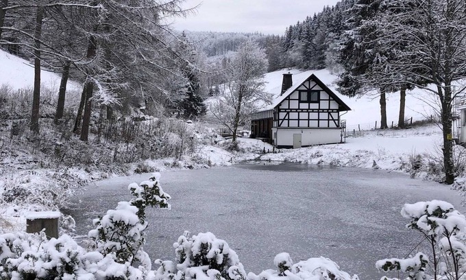 Winterberg House | Rückzugsort am Teich in Winterberg