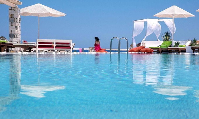 Naousa Villa | R 159 Superior 3-Bedroom Villa with Outdoor Jacuzzi Garden View with Breakfast