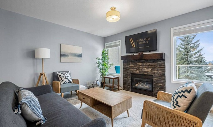 East Kootenay Apartment | R&R - Relaxation Ridge | Pool/Hot Tub | Spacious