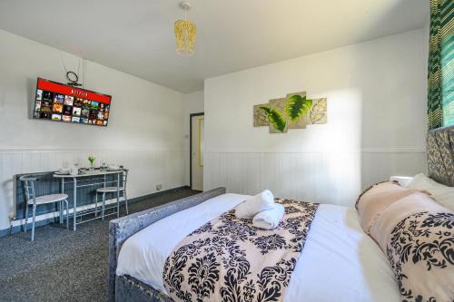 Churwell House | -RA27A- For your relaxed, Cosy stay, Free Parking