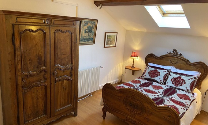 Saint-Vincent-de-Mercuze Bed & Breakfast | Rachmaninov room, antique style
