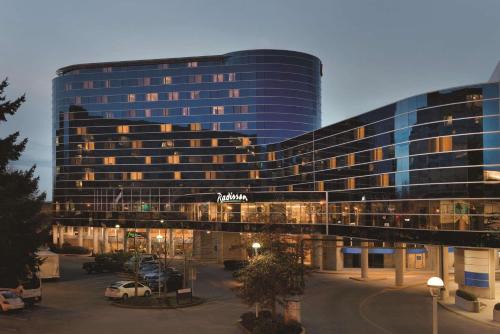 Golden Village Hotel | Radisson Hotel Vancouver Airport