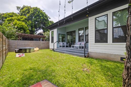 East Cesar Chavez House | Rainey St Retreat - Cowboy Pool & Urban Chic