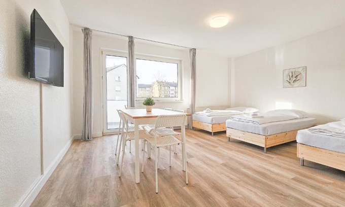 Heiligenhaus Apartment | RAJ Living - Monteurwohnung - 2 Schlafzimmer - Küche - Balkon - Waschmaschine - 25 Min zur Messe DUS
