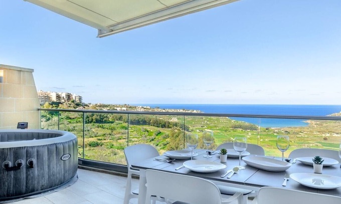 Ggantija Apartment | Ramla views retreat: Hot Tub, pool, 2 min to beach
