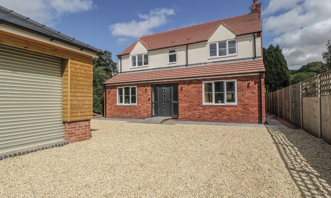 Longhope Cottage | RANBIR HOUSE, pet friendly, with hot tub in Longhope