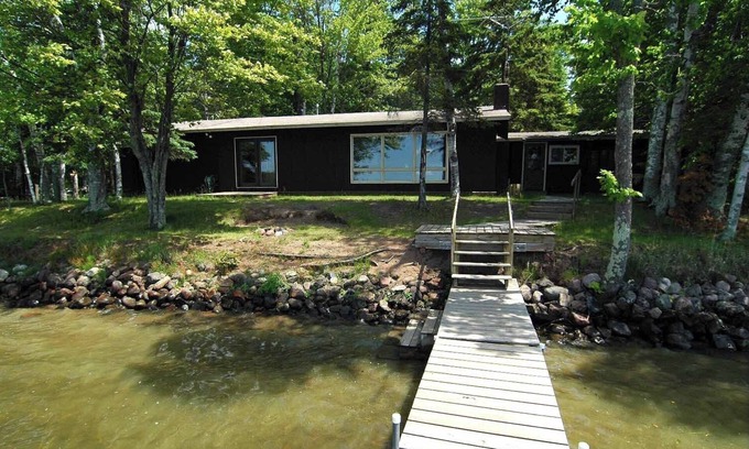 Cable House | Ranch-Style Seidls Home Feet away to Lakeshore by RedAwning