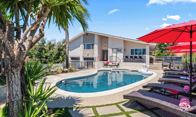 Fallbrook House | Rancho Via Loma - Luxurious & Secluded Pool Home