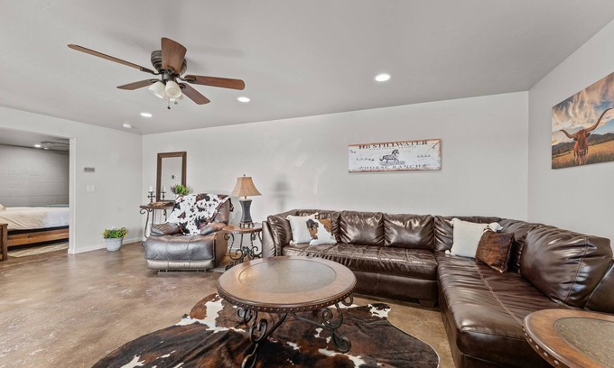 Wickenburg House | Rancho Vista Dos NEWLY decorated casita w/horse stalls