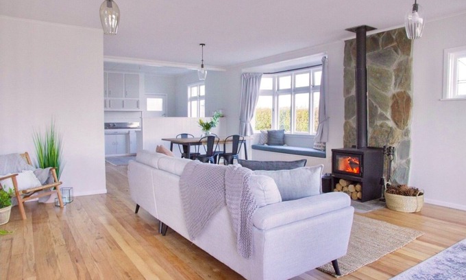 Ranfurly Cottage | Ranfurly cottage on Central Otago rail trail. nModern comforts & great value.