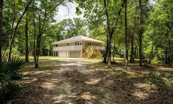 Middleburg House | Rare 30 Acres Along Black Creek |Country Retreat |Escape the City |Covered Balcony |Firepit & BBQ