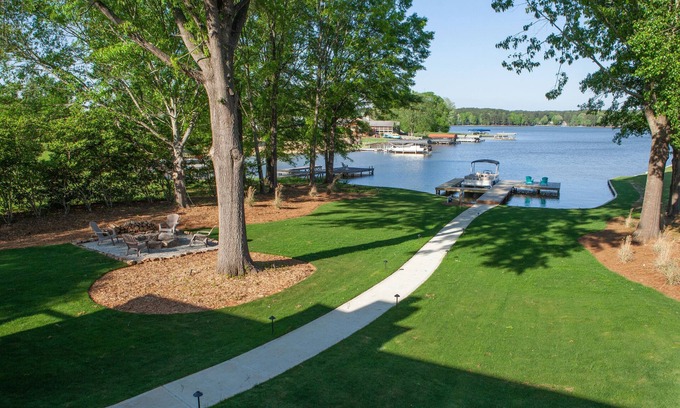 Lake Oconee House | RARE FIND – Beautifully decorated 4B/4.5B Lakefront Getaway! Centrally located
