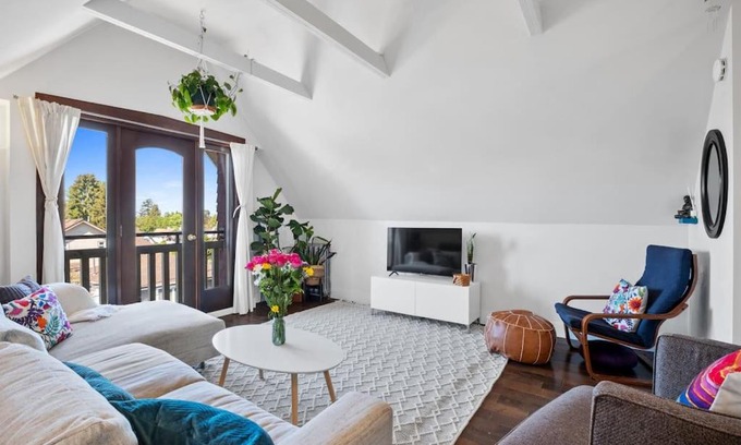 Kitsilano Apartment | Rare find in Kitsilano!