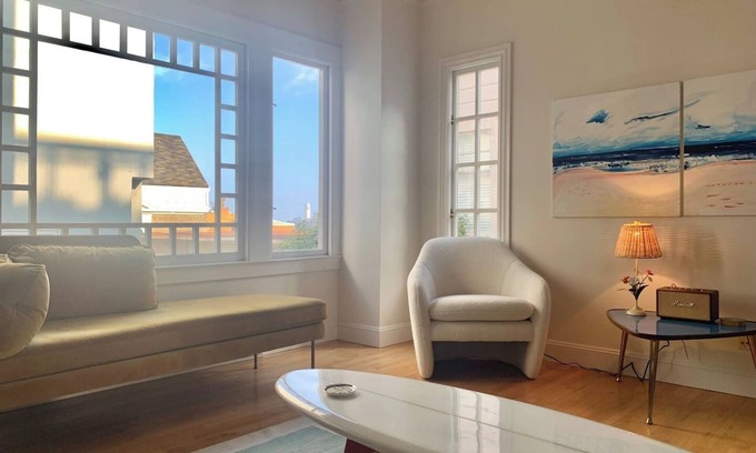Nob Hill Condo | Rare, gorgeous third floor apartment in mint condition atop Sacramento Street on Nob Hill (Parking Garage available across the street)